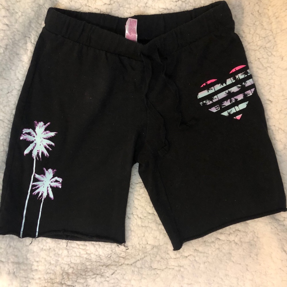 Cute shorts.Wrinkle free and washes great!!